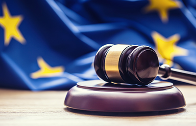 Vlajka EÚ a sudcovské kladivko