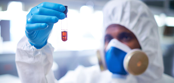 Ein Reagenzglas wird im Labor überprüft